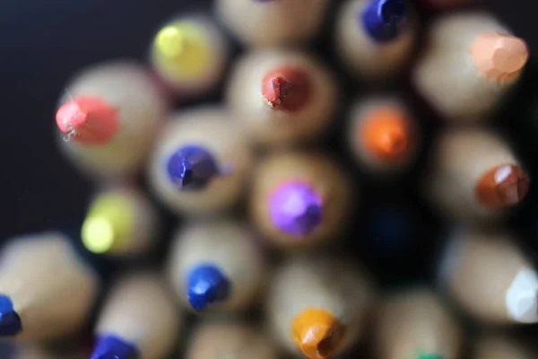 Close Weergave Van Felgekleurde Veelkleurige Potloden Zwarte Achtergrond — Stockfoto