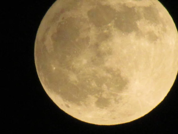 地球的月亮在黑色背景上闪耀 月亮在漆黑的夜空中通过心灵感应摄像机拍下了特写 — 图库照片