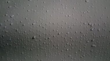 Yağmur damlalarını beyaz bir arkaplanda damlayan suyla kapat