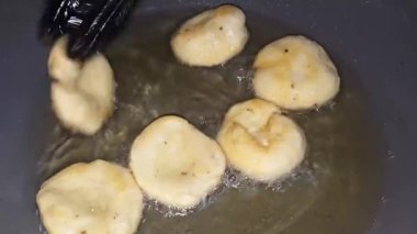 Kızartma tavasında kızgın yağda kızartılmış kebap. Yakından bakınca kızgın yağda kızaran baharatlı kebabın görüntüsü.