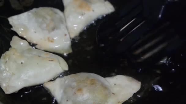 Braadpasteitjes Kokende Olie Een Hete Bakpan Close Zicht Kruidig Samosa — Stockvideo