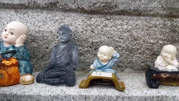 Vista Vicino Delle Statue Dei Monaci Religiosi Mini Statua Buddha — Video Stock