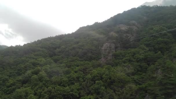 Krásná Krajina Zelených Zalesněných Hor Modrém Kalném Pozadí Oblohy Letecký — Stock video