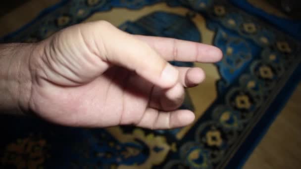 Ember Számít Ujjaira Muszlim Imaszőnyeg Háttérrel Számláló Szám Ujjperceken Től — Stock videók