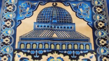 Dua etmek için dua halısının yakın görüntüsü. Müslümanlar için güzel bir namaz örtüsü ya da dua halısı manzarası