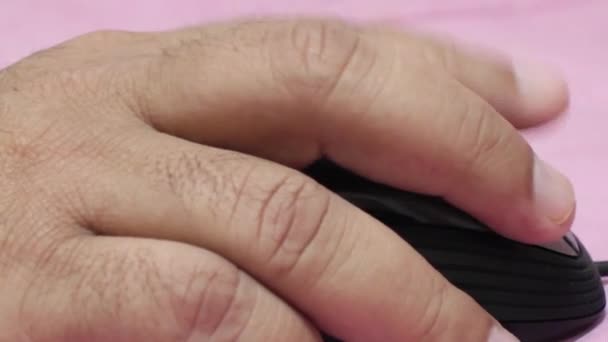 Черная Компьютерная Мышь Розовом Столе Работа Нажатие Мышь Рукой Съемка — стоковое видео