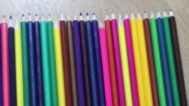 Widok Bliska Jasne Kolorowe Ołówki Wielobarwne — Wideo stockowe