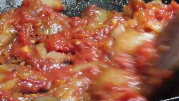 Faire Frire Tomate Oignon Dans Une Poêle Avec Vue Rapprochée — Video