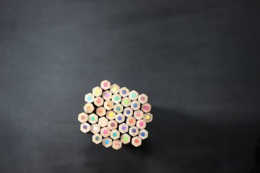 Siyah arkaplanda parlak renkli çok renkli kalemlerin yakın plan görüntüsü