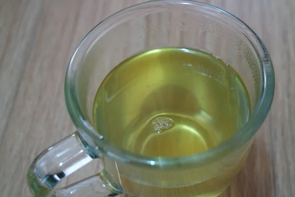 Szklana Filiżanka Zaparzeniu Pachnącej Zielonej Herbaty Lub Qehwa Lub Qahwa — Zdjęcie stockowe