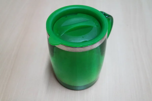 Piękna Kawa Zielony Kubek Zielonym Led Umieszczone Nad Białą Podłogą — Zdjęcie stockowe