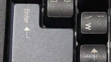 Siyah klavye tuşlarının beyaz harflerle yakın plan animasyonu. Dizüstü bilgisayarın İngilizce harflerinin ya da klavye tuşlarının görüntüsünü kapat.