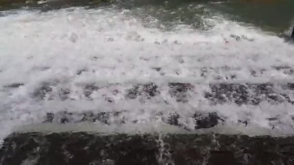 Najwyższy Widok Drona Przepływu Wody Utwardzonej Powierzchni Tamy Wodnej Biała — Wideo stockowe