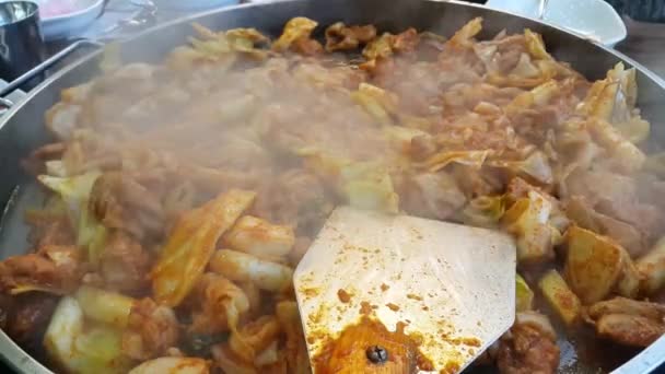 Dak Galbi Tradicional Preparação Comida Coreana Frango Frito Com Molho — Vídeo de Stock