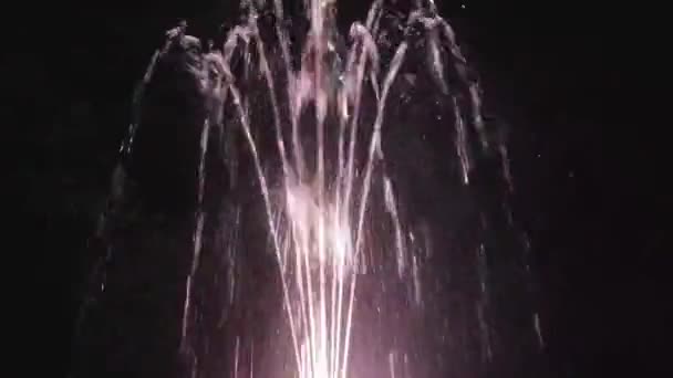 Spruzzando Gocce Acqua Colorate Una Fontana Estiva Nel Parco Durante — Video Stock