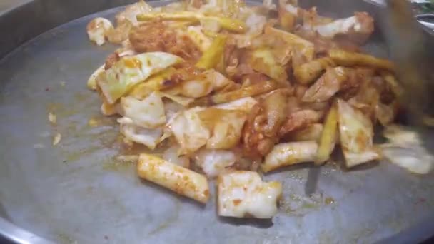 Dak Galbi Traditionelle Koreanische Essenszubereitung Gebratenes Huhn Mit Gewürzsoße Und — Stockvideo