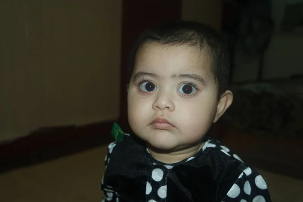 Κοριτσάκι Όμορφο Πρόσωπο Μεγάλα Μάτια Και Χαριτωμένη Χειρονομία Βρέφος Μωρό — Φωτογραφία Αρχείου