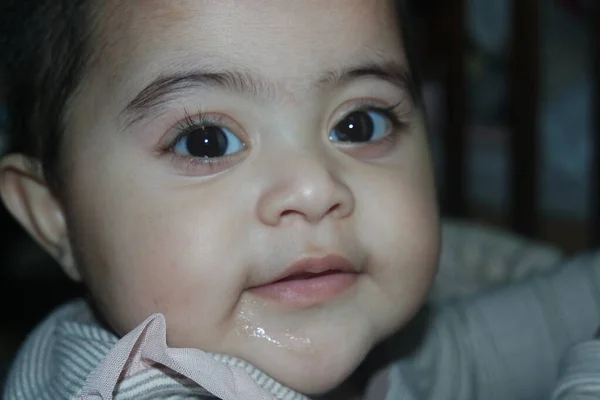 Niña Con Cara Encantadora Ojos Grandes Lindo Gesto Cara Bebé — Foto de Stock