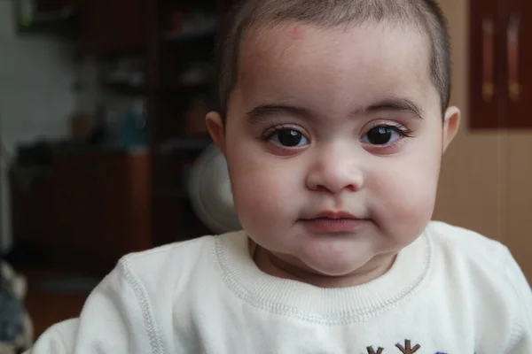 Bébé Fille Avec Beau Visage Grands Yeux Geste Mignon Visage — Photo