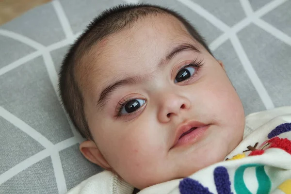 Baby Mädchen Mit Wunderschönem Gesicht Großen Augen Und Süßer Mimik — Stockfoto