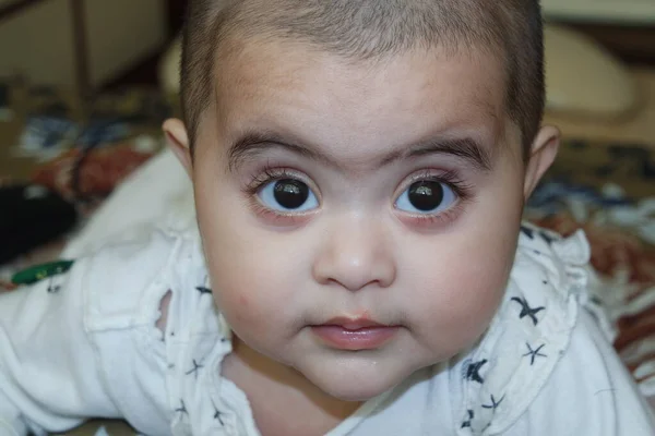 Bébé Fille Avec Beau Visage Grands Yeux Geste Mignon Visage — Photo