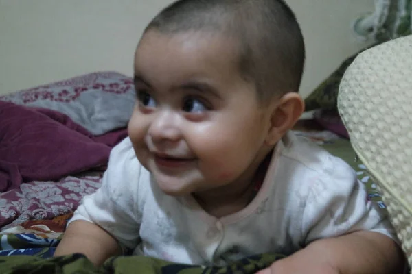 Güzel Yüzlü Büyük Gözlü Sevimli Yüzlü Küçük Kız Bebek Tatlı — Stok fotoğraf