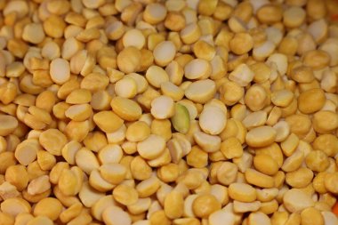 Sarı nohut mercimek çekirdekleri makro yakın çekim görüntüsü. Chana daal ya da sarı bezelye arkaplanı
