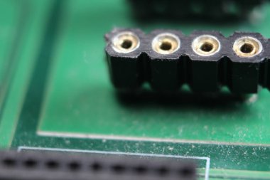 Devreleri ve çipi olan elektronik bir tahta. Yeşil panonun makro görünümü