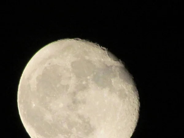 地球的月亮在黑色背景上闪耀 月亮在漆黑的夜空中通过心灵感应摄像机拍下了特写 — 图库照片