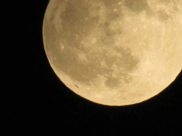 地球的月亮在黑色背景上闪耀 月亮在漆黑的夜空中通过心灵感应摄像机拍下了特写 — 图库照片