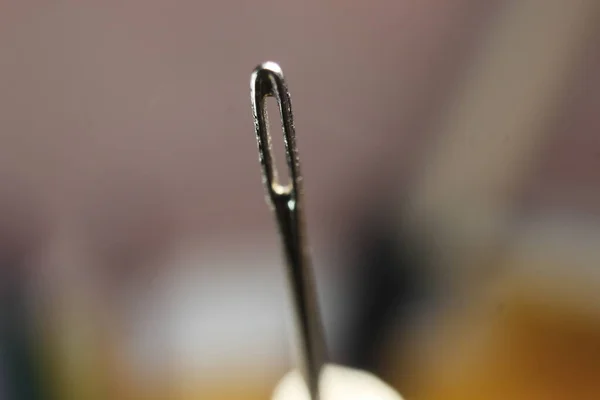 Makroaufnahme Der Nähnadel Kleine Nadel Mit Leerer Öse Isoliert Über — Stockfoto