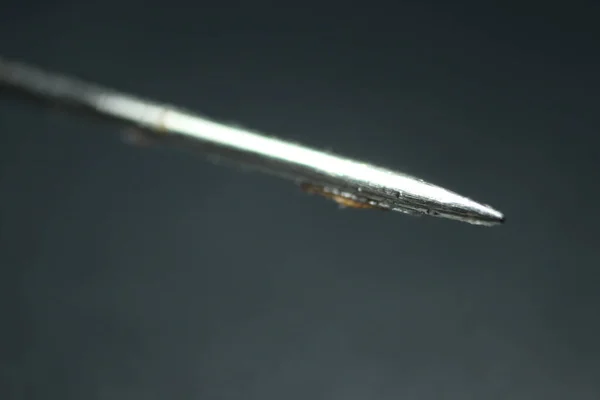 ミシン針のマクロ写真 黒い背景に隔離された小さな針 — ストック写真