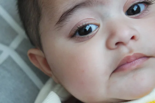 Baby Mädchen Mit Wunderschönem Gesicht Großen Augen Und Süßer Mimik — Stockfoto