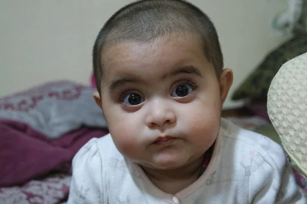 Menina Bebê Com Rosto Lindo Olhos Grandes Gesto Bonito Rosto — Fotografia de Stock