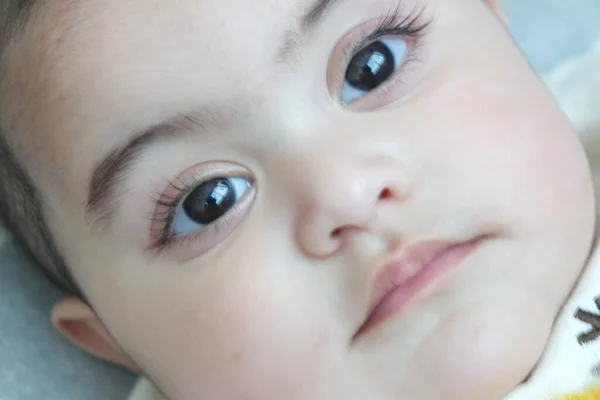 Holčička Krásnou Tváří Velkýma Očima Roztomilým Gestem Batole Dítě Dělat — Stock fotografie