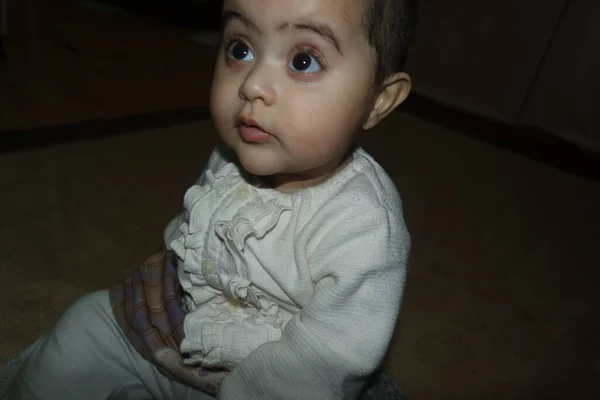 Niña Con Cara Encantadora Ojos Grandes Lindo Gesto Cara Bebé — Foto de Stock