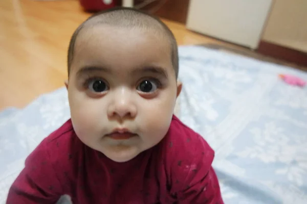 Baby Mädchen Mit Wunderschönem Gesicht Großen Augen Und Süßer Mimik — Stockfoto