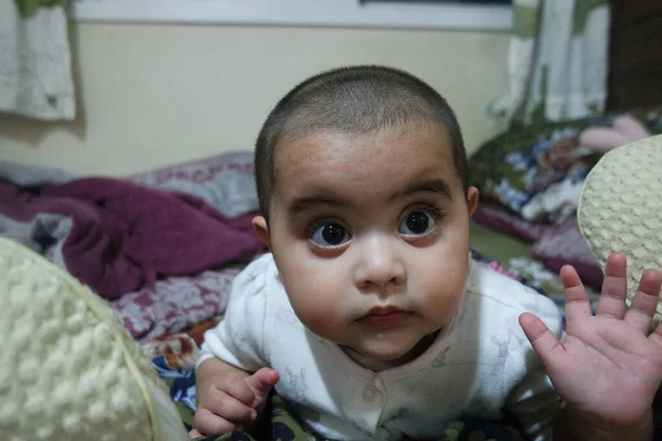 Baby Mädchen Mit Wunderschönem Gesicht Großen Augen Und Süßer Mimik — Stockfoto