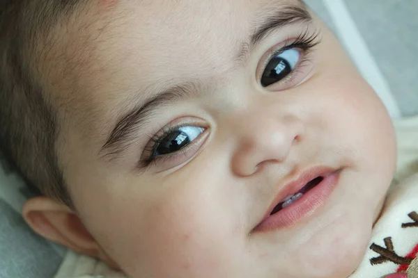 Kislány Szép Arccal Nagy Szemekkel Aranyos Arckifejezéssel Csecsemő Baba Így — Stock Fotó
