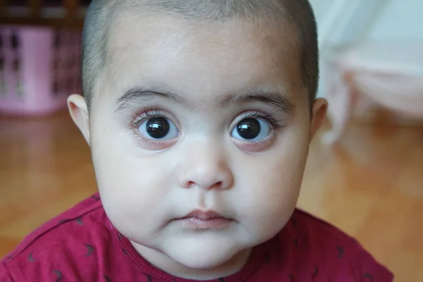 Niña Con Cara Encantadora Ojos Grandes Lindo Gesto Cara Bebé — Foto de Stock