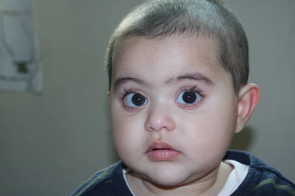 Menina Bebê Com Rosto Lindo Olhos Grandes Gesto Bonito Rosto Imagem De Stock