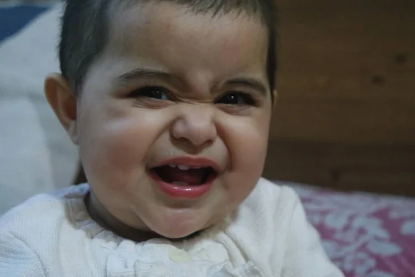 Niña Con Cara Encantadora Ojos Grandes Lindo Gesto Cara Bebé — Foto de Stock