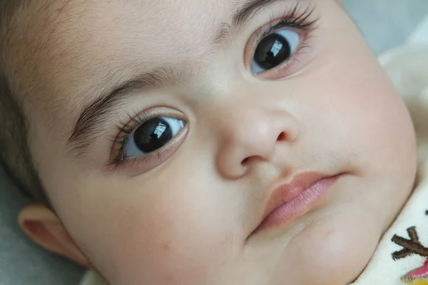 Menina Com Olhos Negros Olhando Para Câmera Bebê Com Rosto — Fotografia de Stock