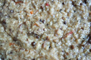 Kichra adı verilen pişirilmiş beyaz pirincin yakından görünüşü geleneksel Charsadda tarifi ile yeşil nane ile servis ediliyor Pakistan 'daki lezzetli tadı için.