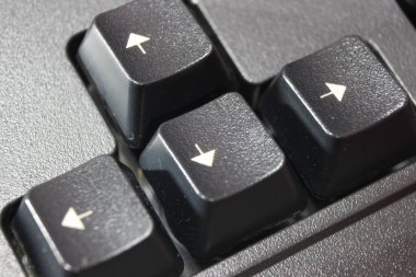 Laptop bilgisayar klavye siyah tuşlar beyaz harfler ve numaralar ile yakın çekim. Beyaz karakterli siyah tuşlar.