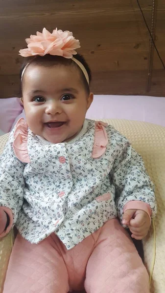 Niña Con Cara Encantadora Ojos Grandes Lindo Gesto Cara Bebé —  Fotos de Stock
