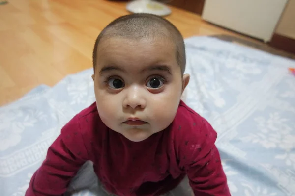 Menina Bebê Com Rosto Lindo Olhos Grandes Gesto Bonito Rosto — Fotografia de Stock