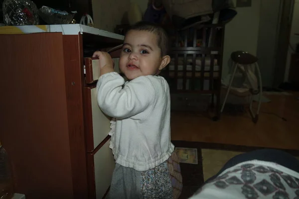 Bambina Con Bel Viso Grandi Occhi Gesto Viso Carino Bambino — Foto Stock