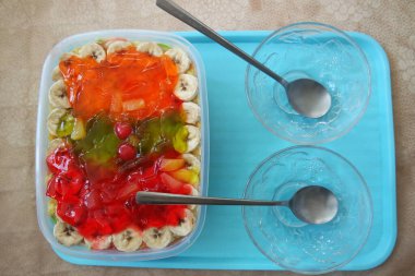 Yüzeyinde farklı dilimler olan kremalı tatlı bir yemek. Ev yapımı muhallebi, yemekten sonra tatlı olarak süt ürünleri..