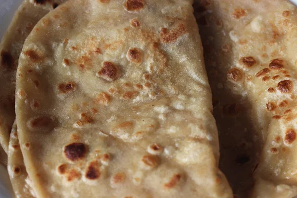 用名为 Paratha Roti 的油制成的普通面包 Paratha在印度 巴基斯坦和其他南亚国家很受欢迎 面包的质地 — 图库照片